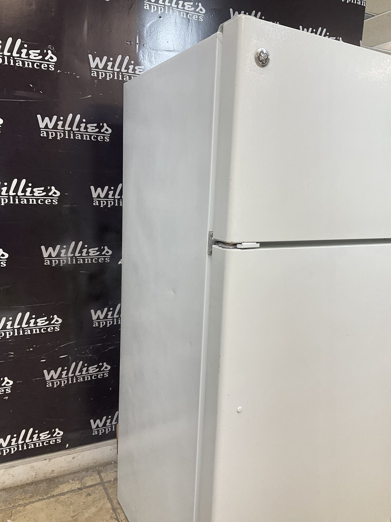 Ge Used Refrigerator Top and Bottom 28x64 1/2” (White) 