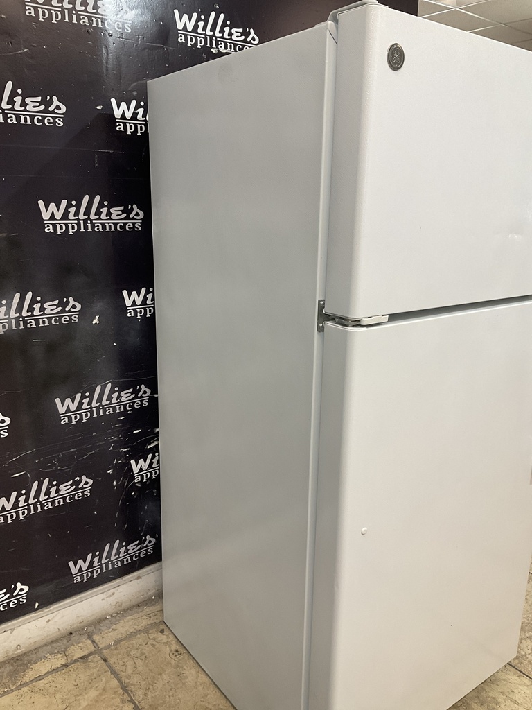 Ge Used Refrigerator Top and Bottom 28x61 1/2” (White) 