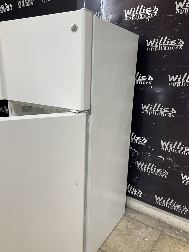 Ge Used Refrigerator Top and Bottom 28x61 1/2” (White) 