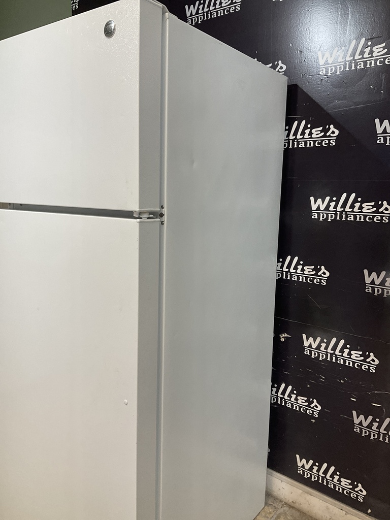 Ge Used Refrigerator Top and Bottom 28x67 1/2” (white) 