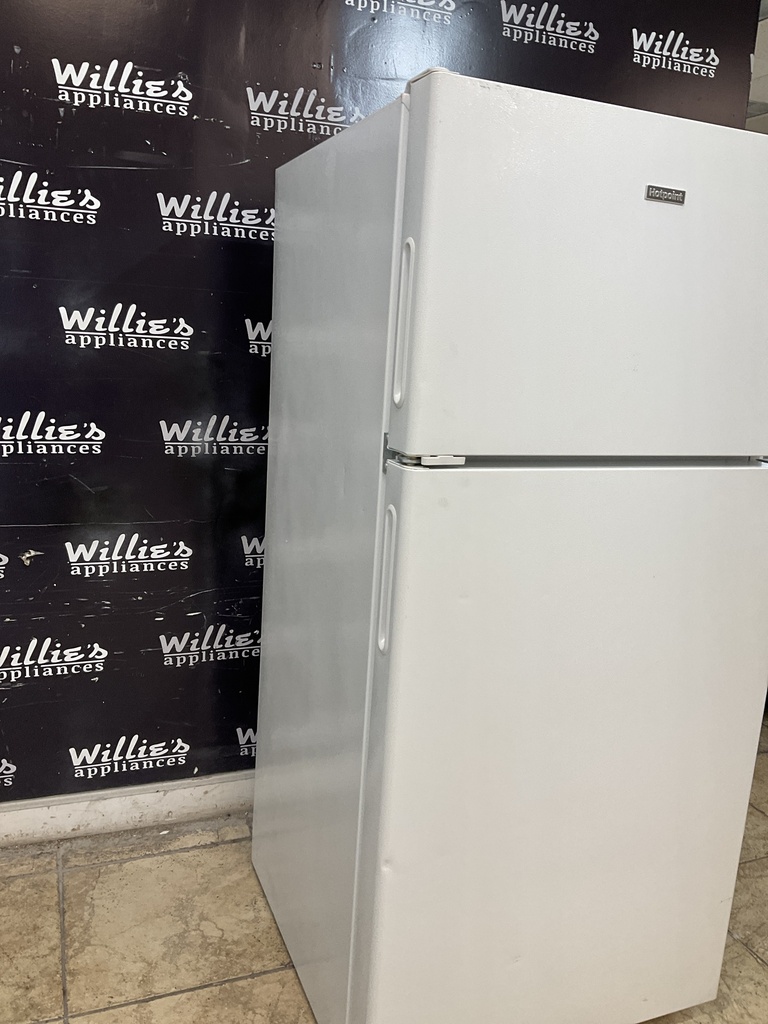 Hotpoint Used Refrigerator Top and Bottom 28x61 1/2” (White) 