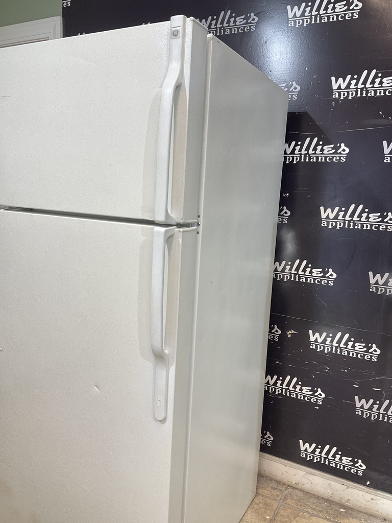 Ge Used Refrigerator Top and Bottom 28x67 (White)