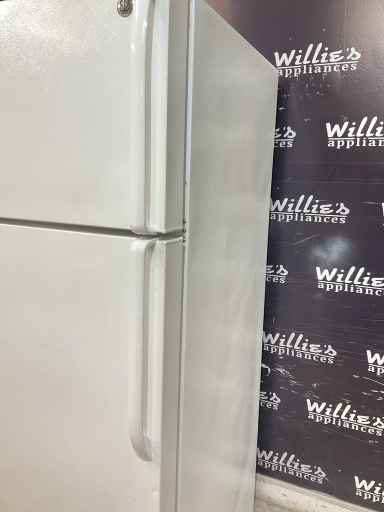 Ge Used Refrigerator Top and Bottom 28x67 1/2” (White) 