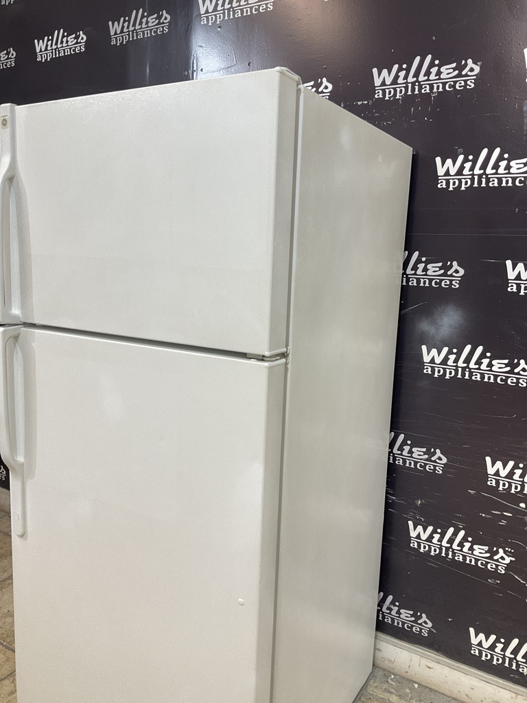Ge Used Refrigerator Top and Bottom 28x61 1/2” (White)