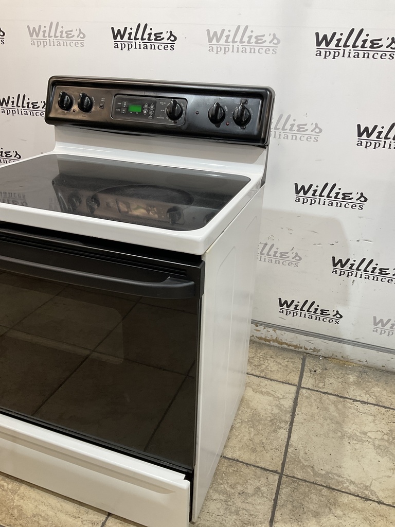 Ge Used Electric Stove 220volts (40/50 AMP) 30inches {3 prong} (White/Black) 