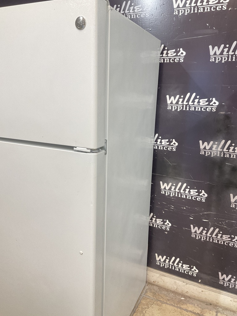 Ge Used Refrigerator Top and Bottom 28x61 1/2” (White) 