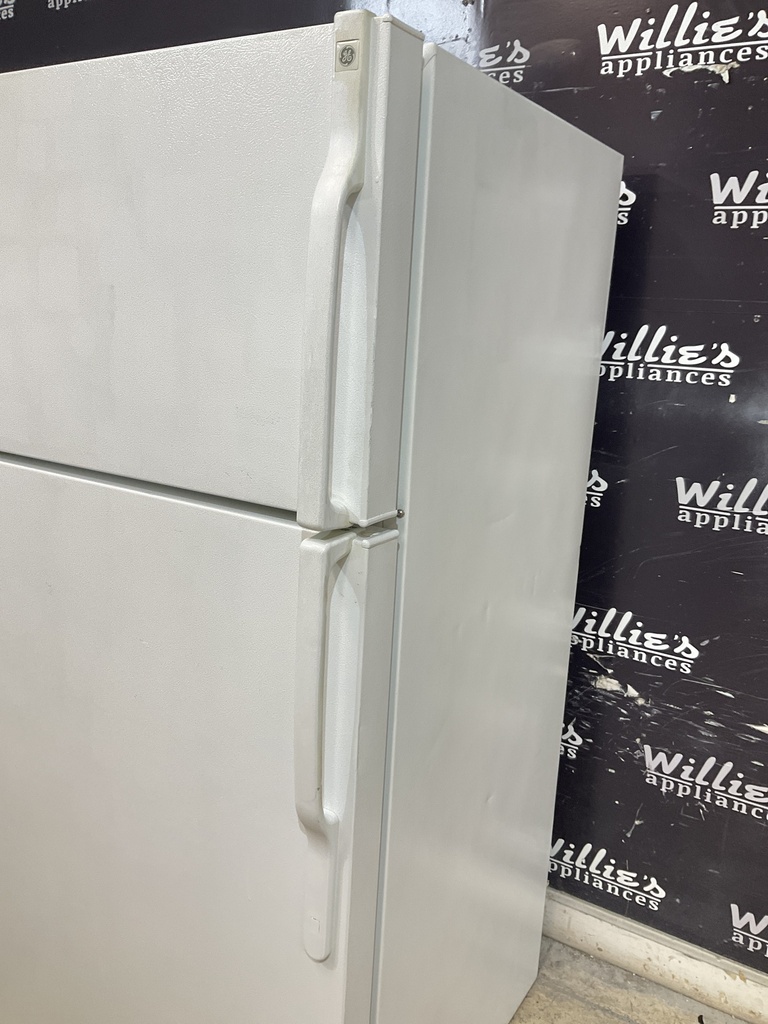 Ge Used Refrigerator Top and Bottom 28x61 1/2” (White) 
