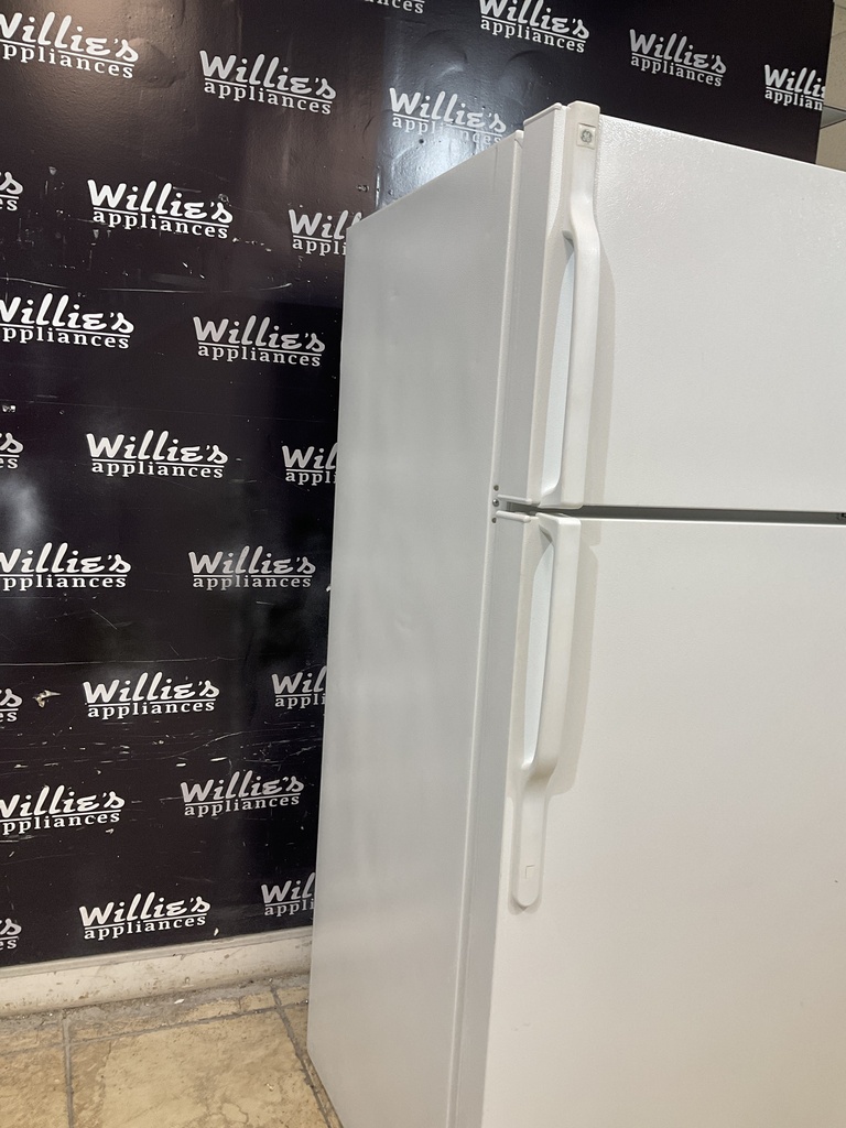 Ge Used Refrigerator Top and Bottom 28x67 (White)