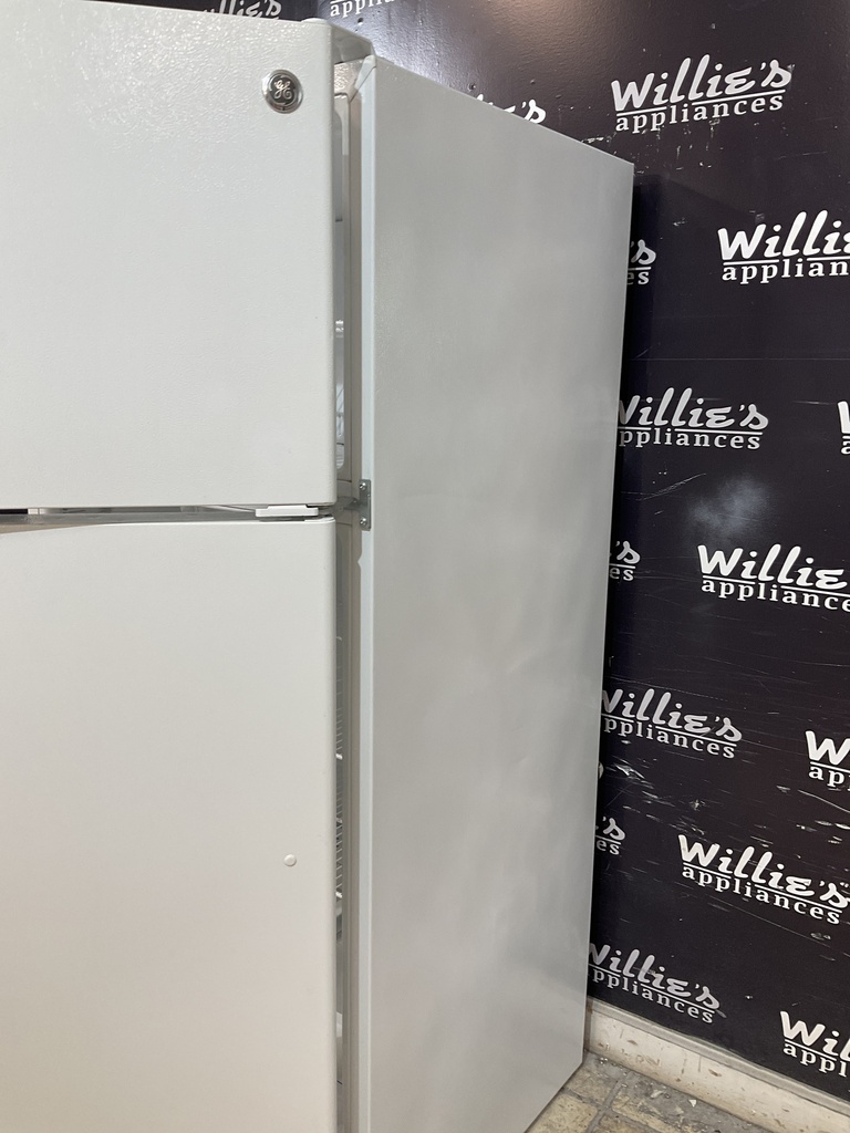 Ge Used Refrigerator Top and Bottom 28x64 1/2” (White) 