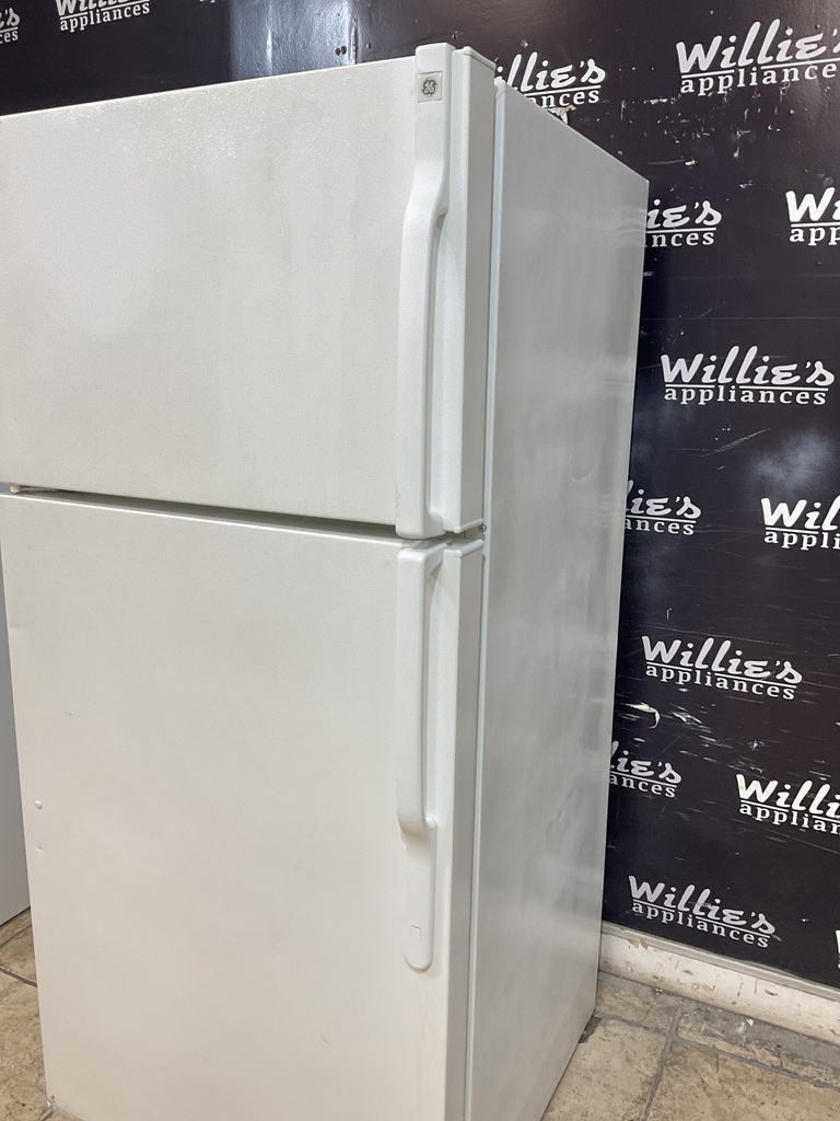 Ge Used Refrigerator Top and Bottom 28x61 1/2” (white)