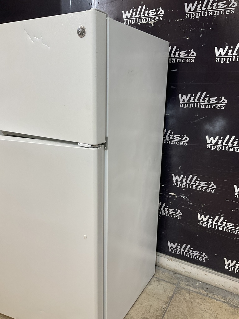 Ge Used Refrigerator Top and Bottom 28x61 1/2” (White) 