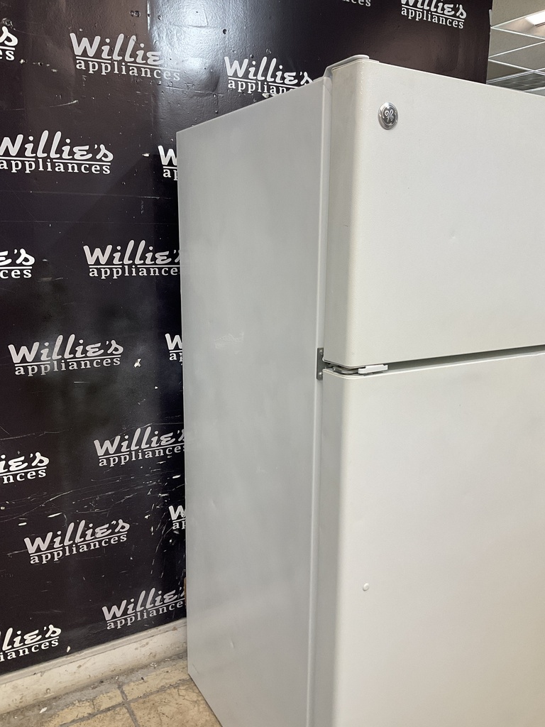 Ge Used Refrigerator Top and Bottom 28x61 1/2” (White) 