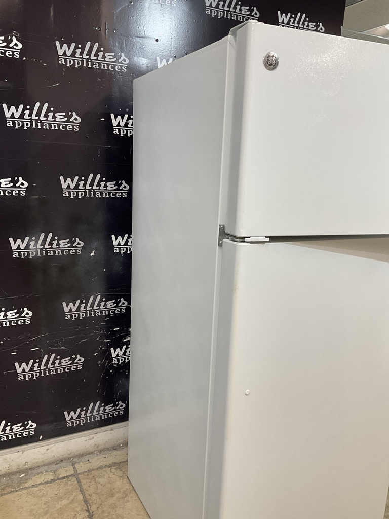 Ge Used Refrigerator Top and Bottom 28x64 1/2” (White)