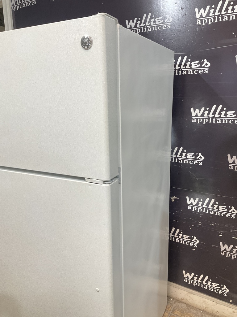 Ge Used Refrigerator Top and Bottom 28x61 1/2” (white) 