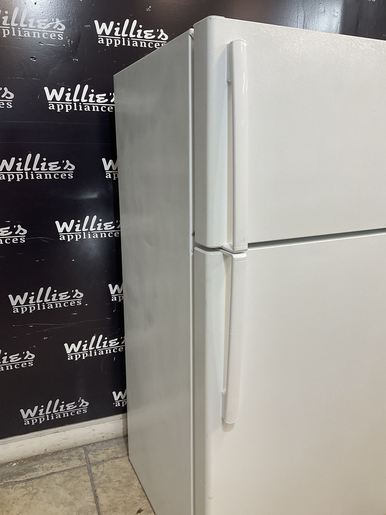 Ge Used Refrigerator Top and Bottom 28x61 1/2” (white) 