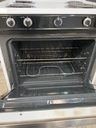 Magic Chef Used Electric Stove 220volts (40/50 AMP) 30inches {no cord} (White)
