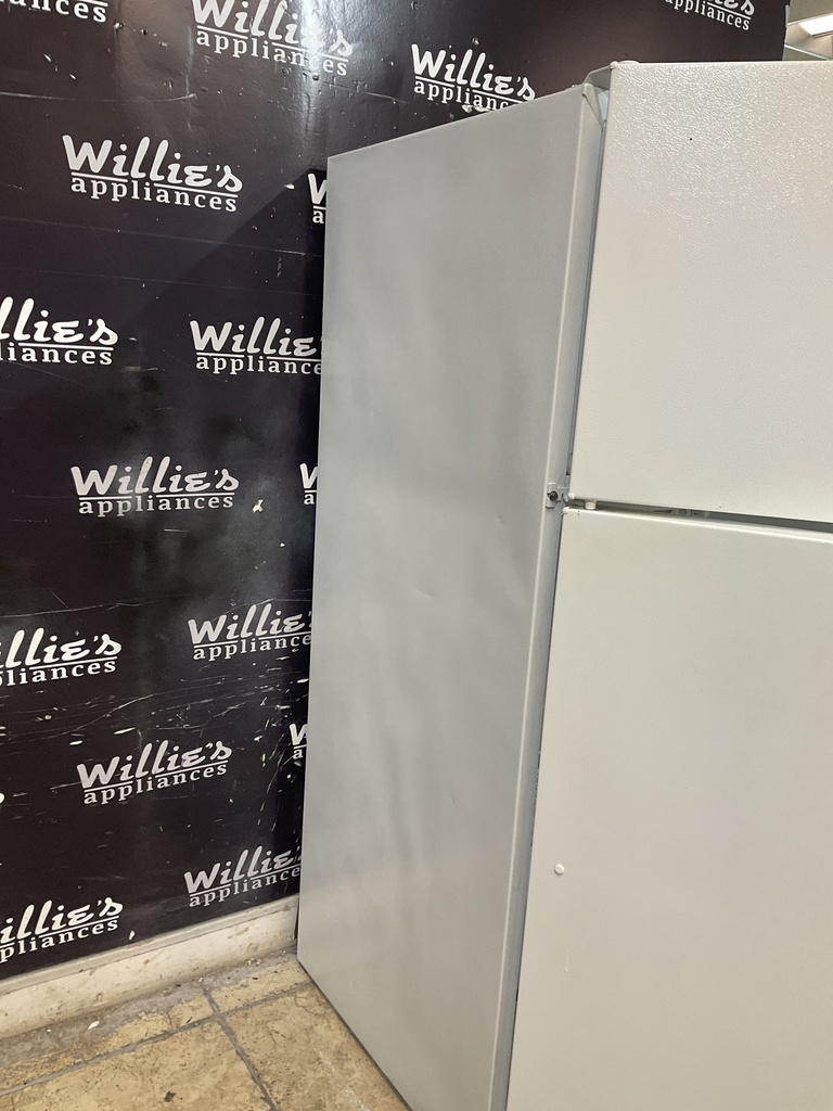 Ge Used Refrigerator Top and Bottom 28x61 1/2” (White)