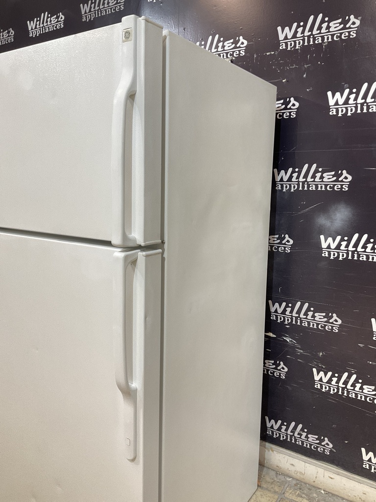 Hotpoint Used Refrigerator Top and Bottom 28x61 1/2”  (white) 