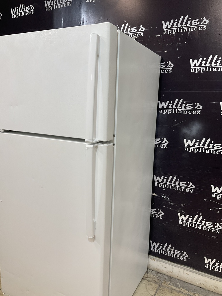 Ge Used Refrigerator Top and Bottom 28x61 1/2” (white) 