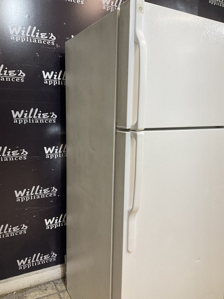 Ge Used Refrigerator Top and Bottom 28x67 1/2” (White) 