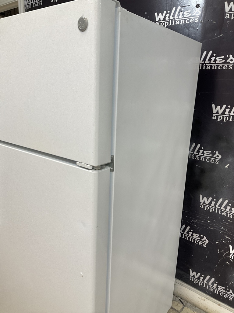 Ge Used Refrigerator Top and Bottom 28x61 1/2” (White) 
