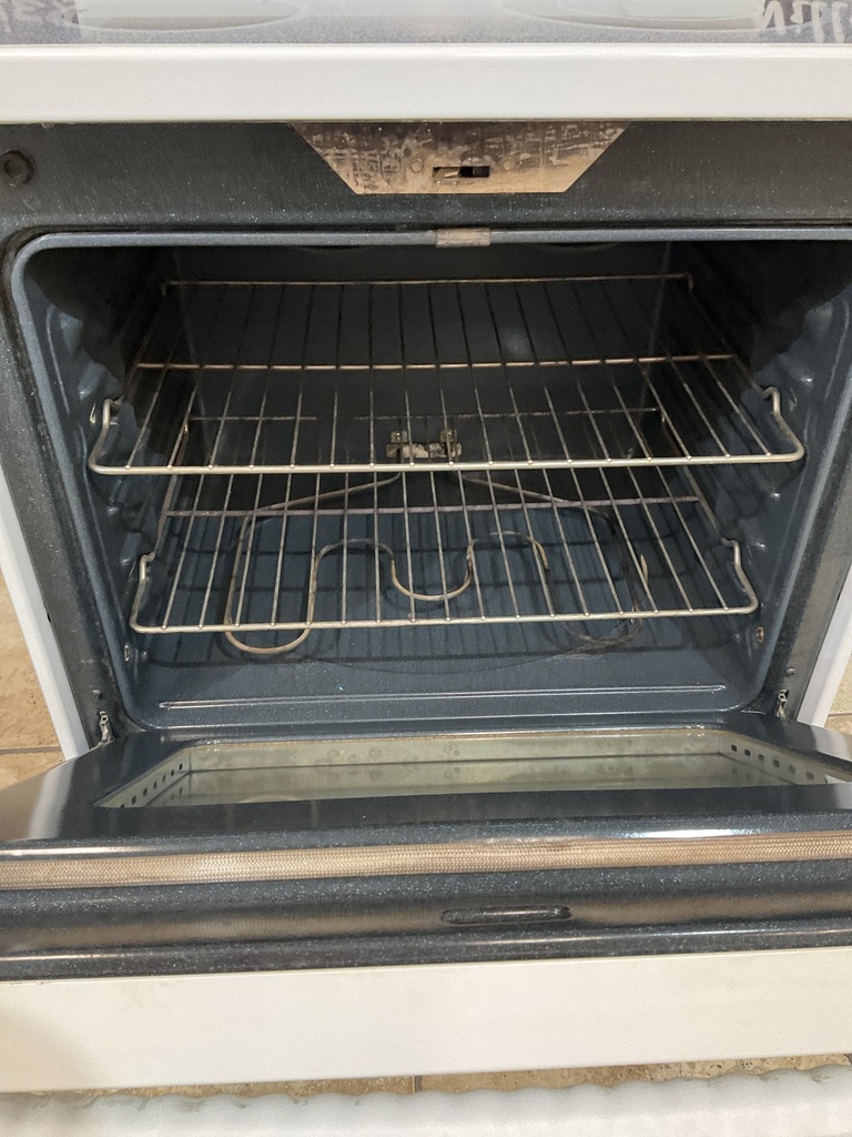 Ge Electric Stove 220volts (40/50 AMP) 30inches {no cord} (White) 