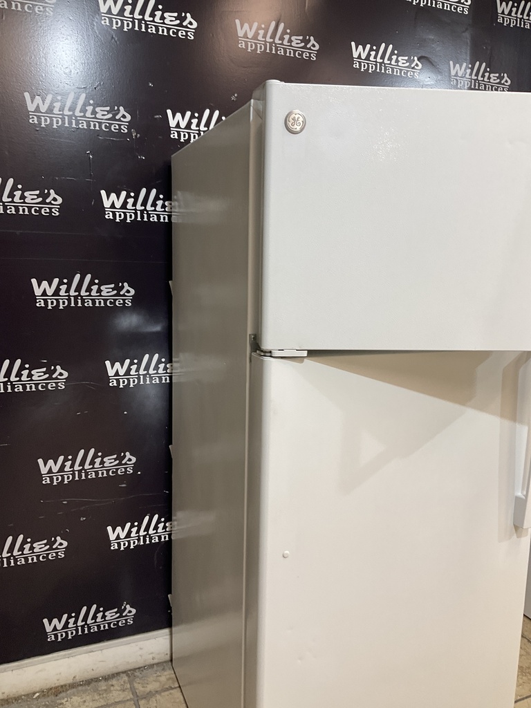 Ge Refrigerator Top and Bottom 28x64 1/2” (White) 