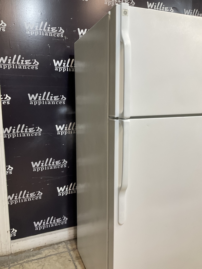 Ge Refrigerator Top and Bottom 28x64 1/2” (White)