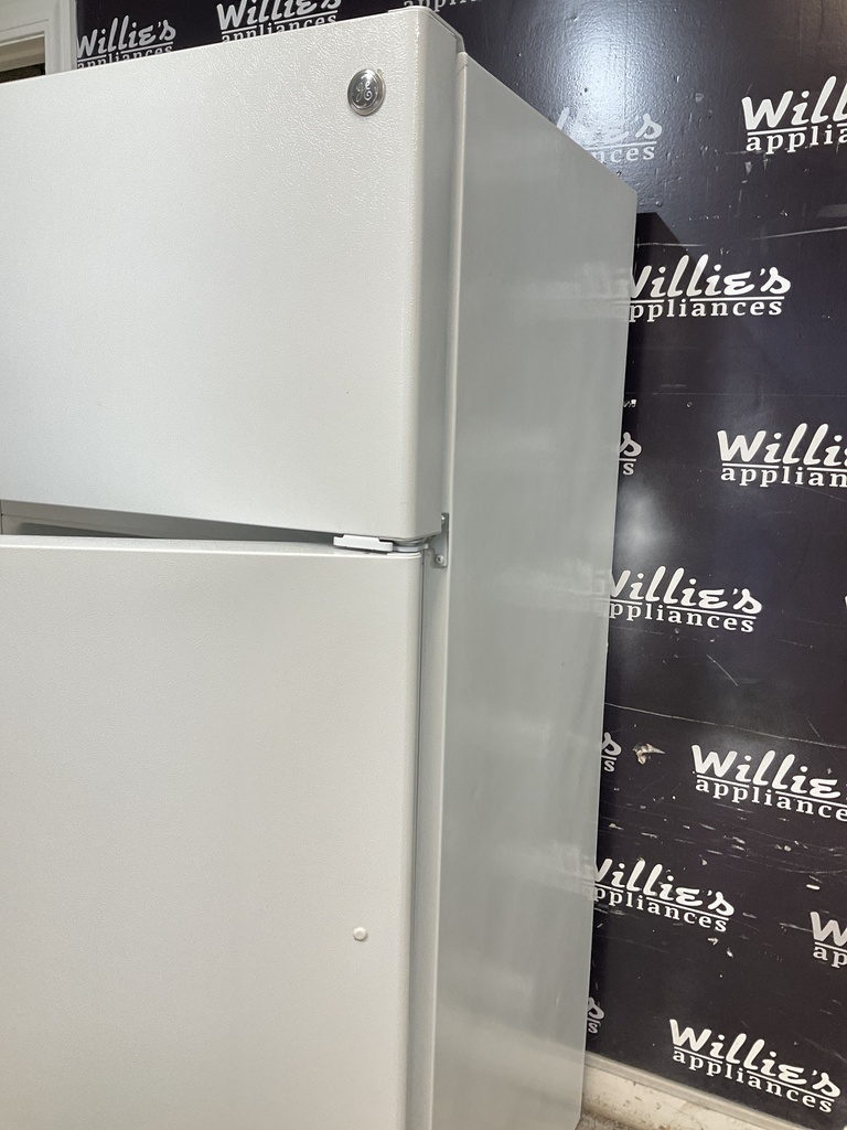 Ge Refrigerator Top and Bottom 28x64 (white) 