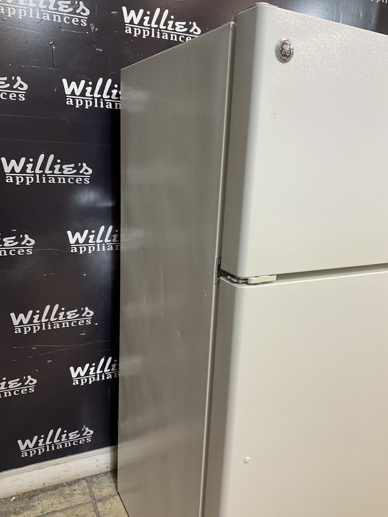 Ge Refrigerator Top and Bottom 28x61 1/2” (White) 