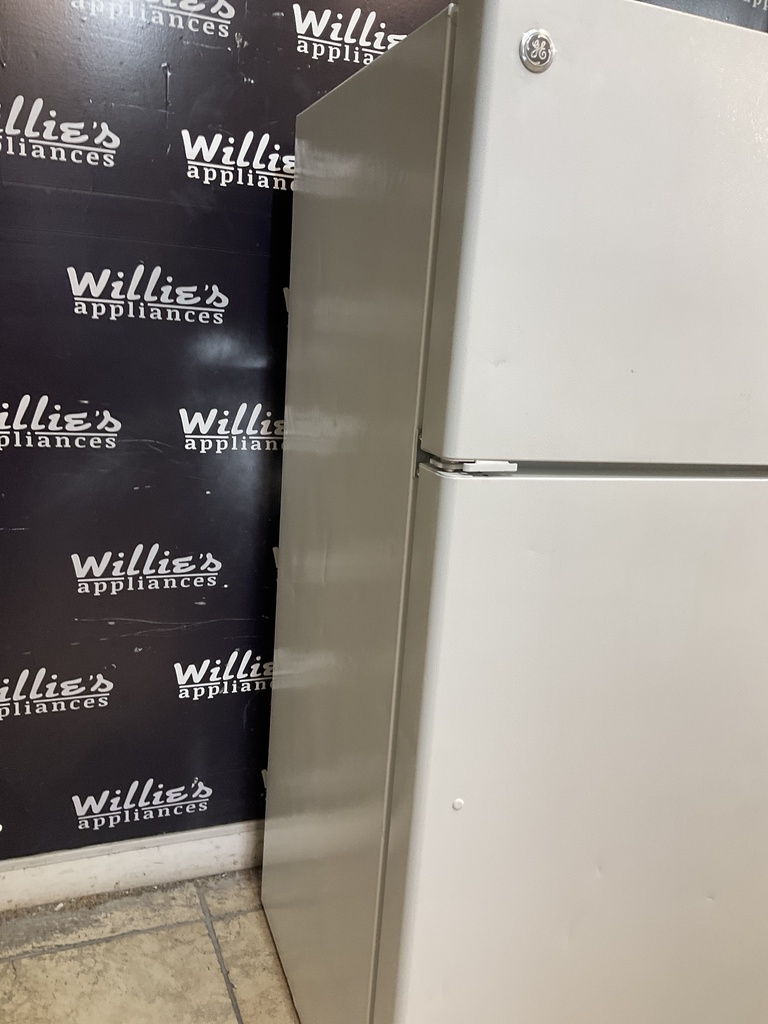 Ge Refrigerator Top and Bottom 28x61 1/2” (White) 