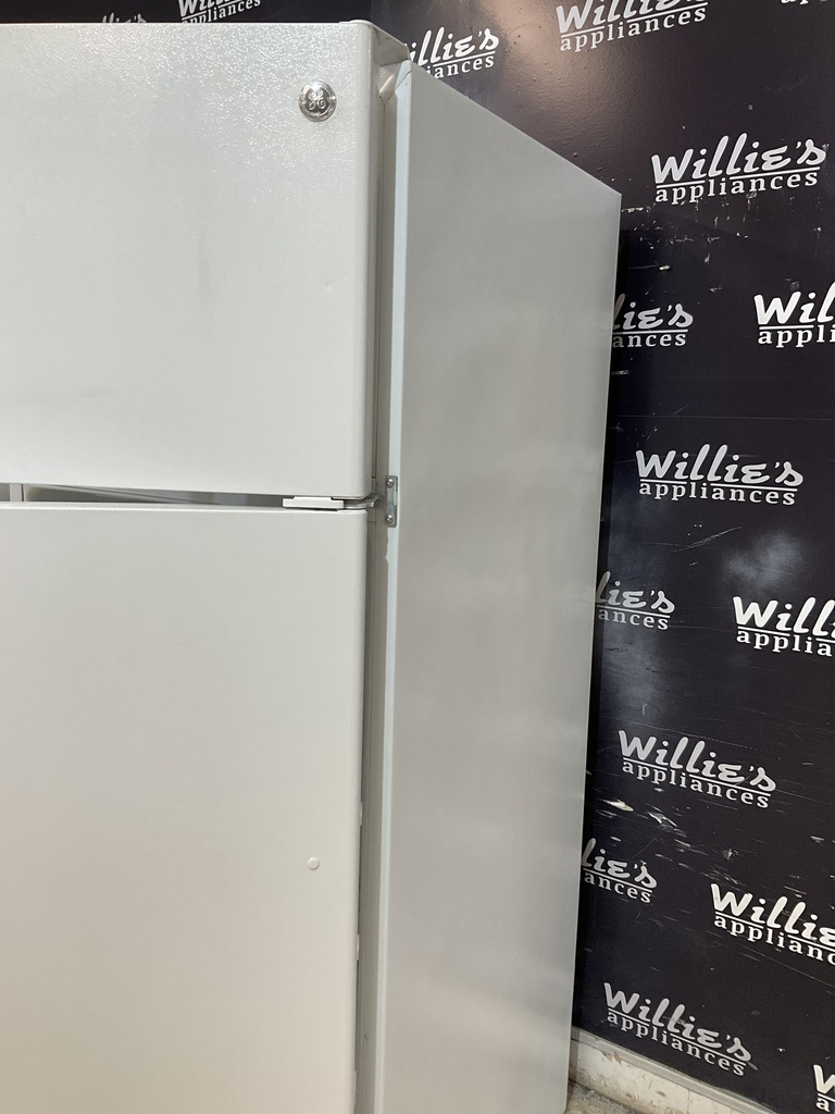 Ge Refrigerator Top and Bottom 28x66 1/2” (White) 