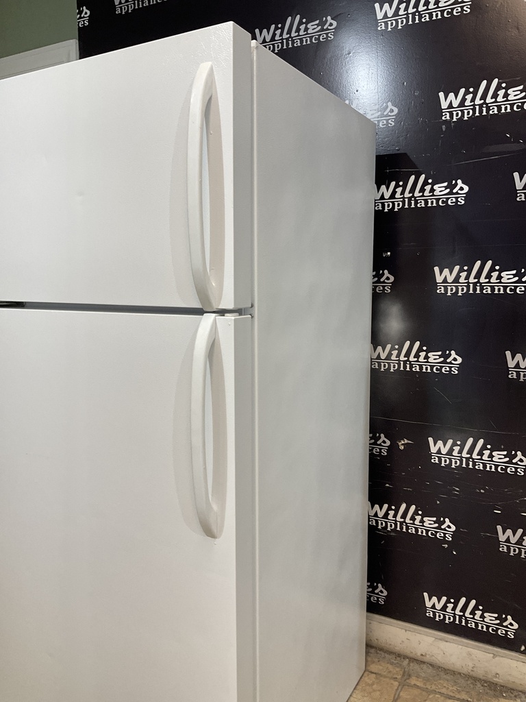 White Westinghouse Refrigerator Top and Bottom 30x65 1/2” (White)