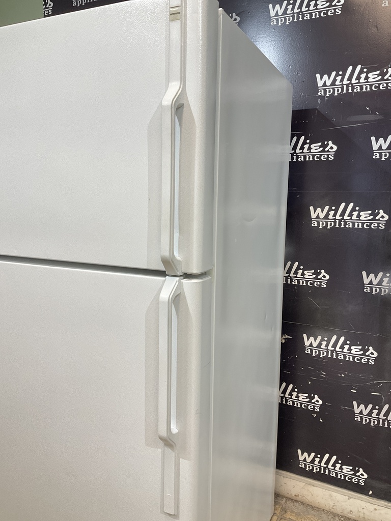 Hotpoint Refrigerator Top and Bottom 33x67 (White) 