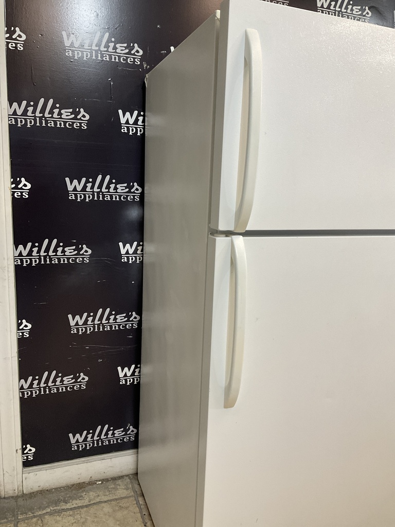 Frigidaire Refrigerator Top and Bottom 28 1/2” x 65 1/2”. (white) 