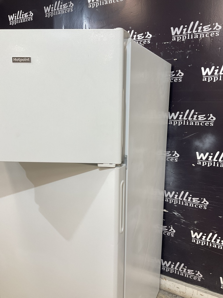 Hotpoint Refrigerator  Top and Bottom 28x61 1/2” 