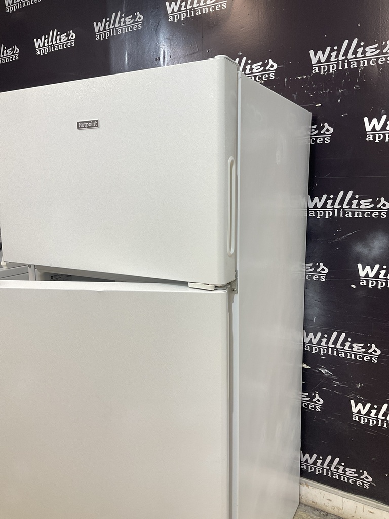 Hotpoint Refrigerator Top And Bottom 28x61 1/2” (White) 