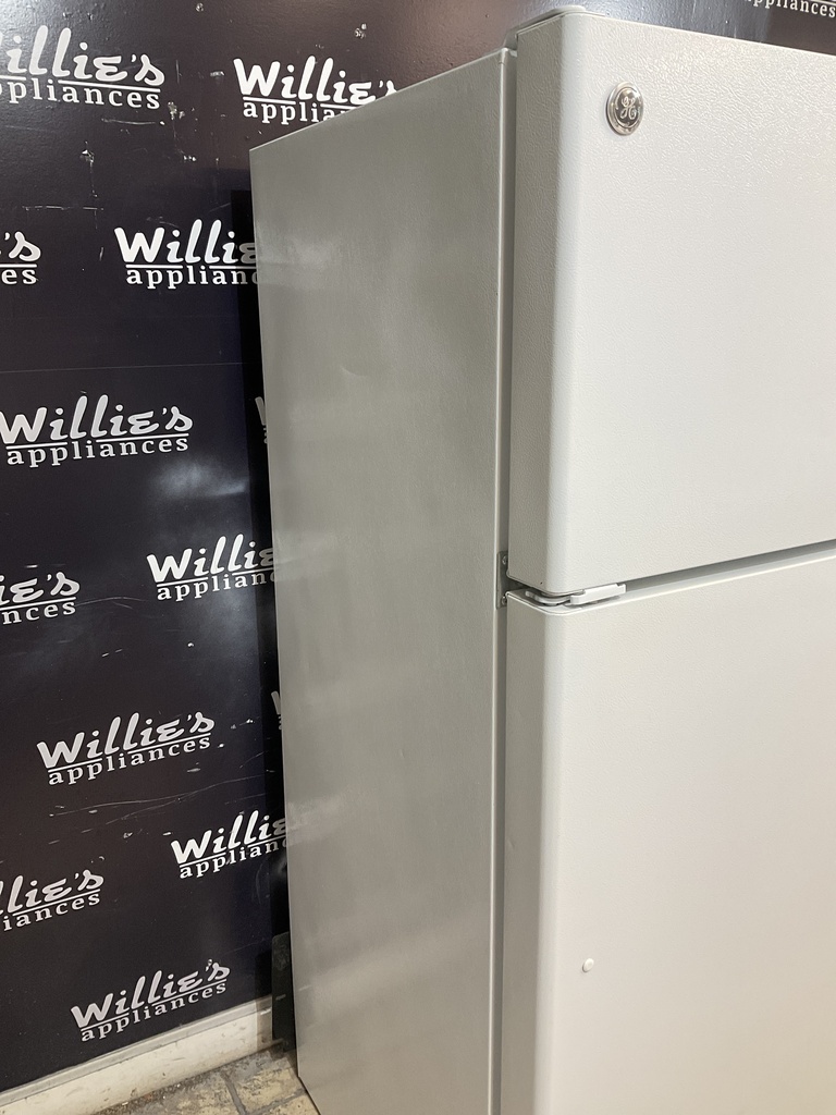 Ge Refrigerator Top and Bottom 28x64 1/2” (white) 