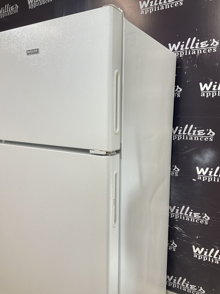 Hotpoint Refrigerator Top and Bottom 28x67 (white)