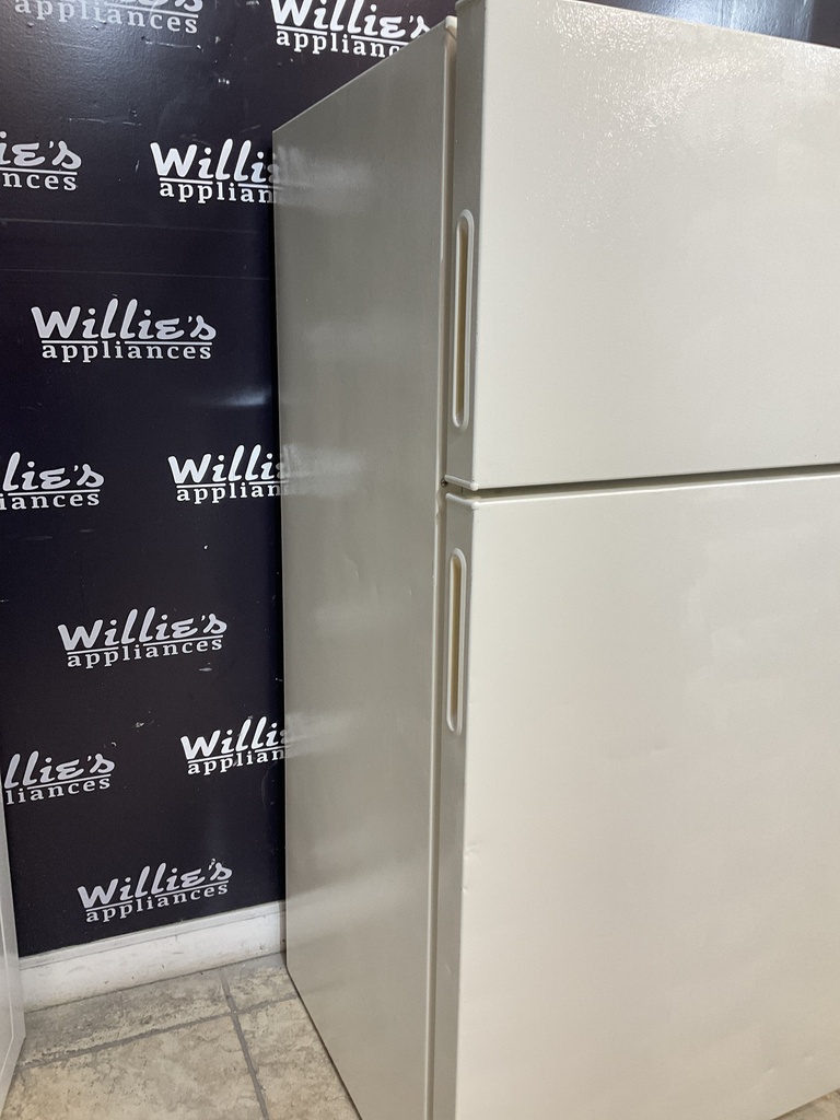 Hotpoint Used Refrigerator Top and Bottom 28x61 1/2”