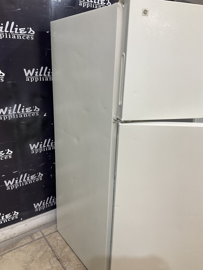 Ge Used Refrigerator Top and Bottom 28x61 1/2” 