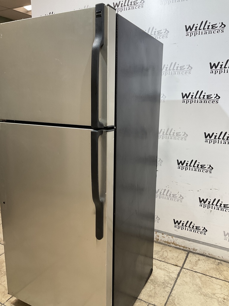 Hotpoint Used Refrigerator Top and Bottom 28x64 1/2’ 