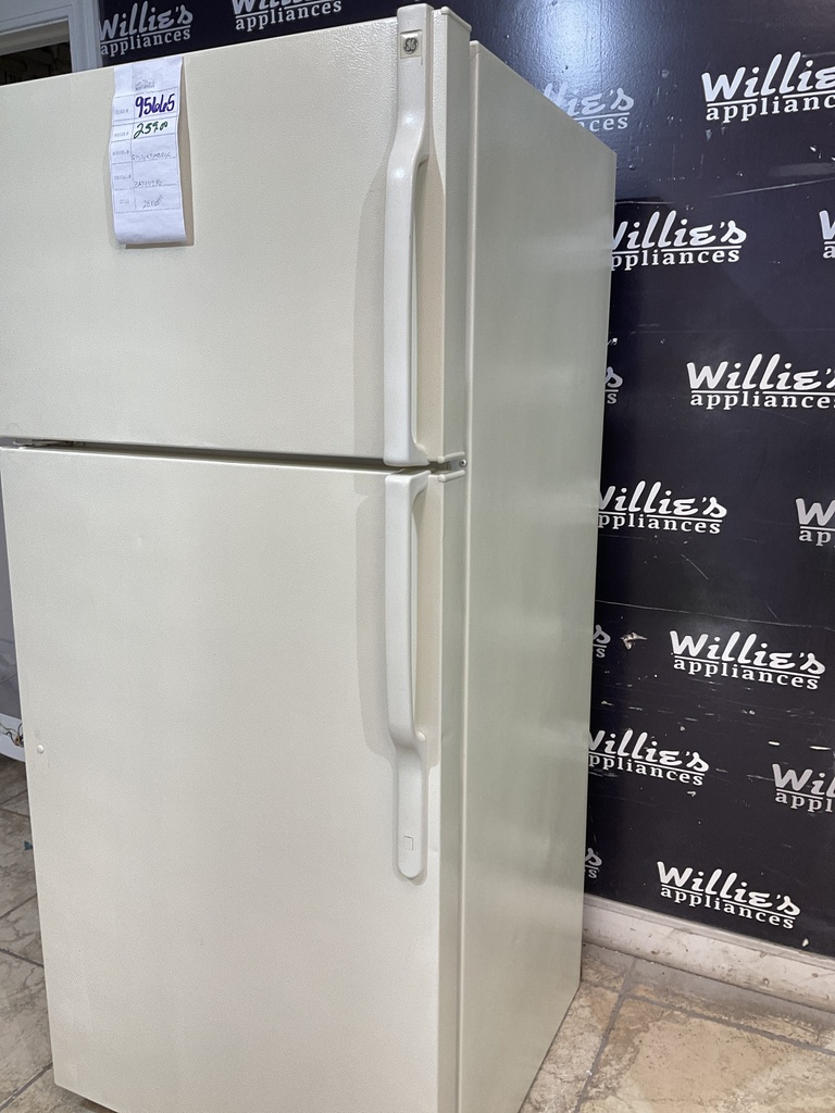 Ge Used Refrigerator Top and Bottom 28x64 1/2” 