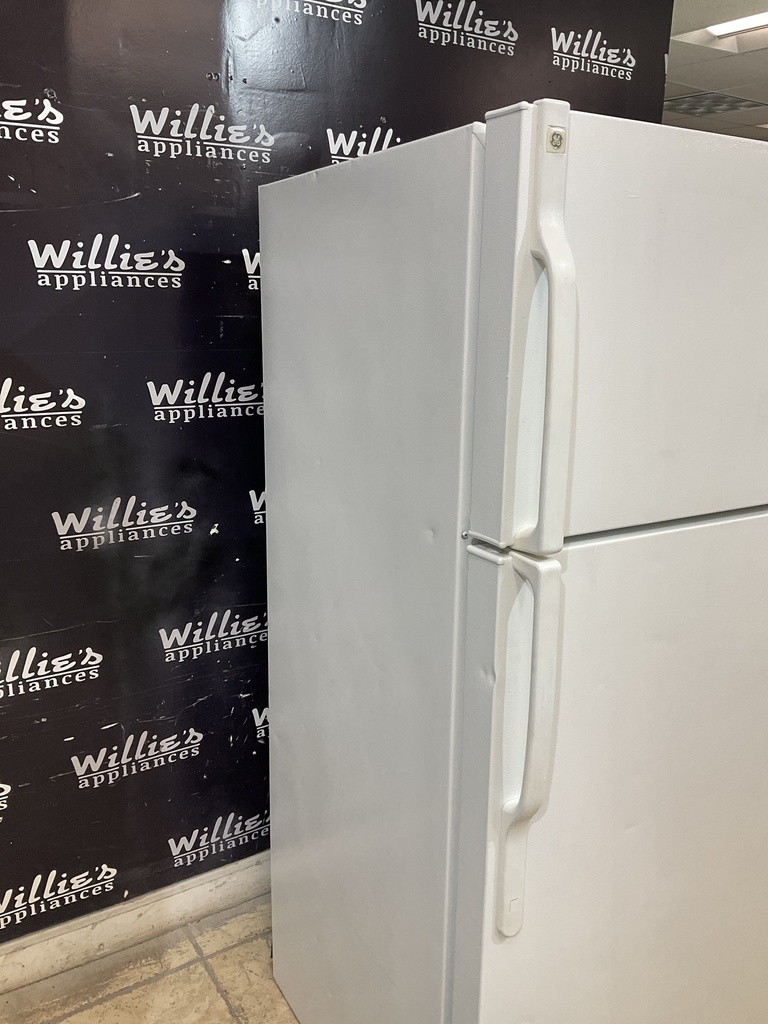 Ge Used Refrigerator Top and Bottom 28x64 1/2” 