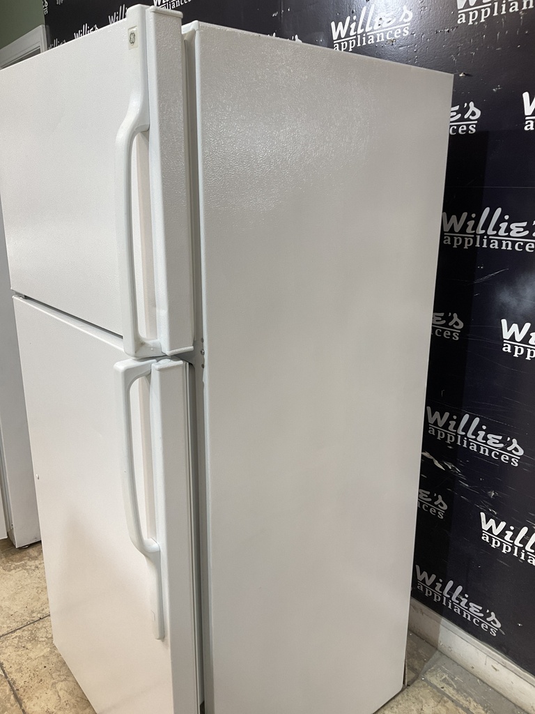 Ge Used Refrigerator Top and Bottom 28x61 1/2” 