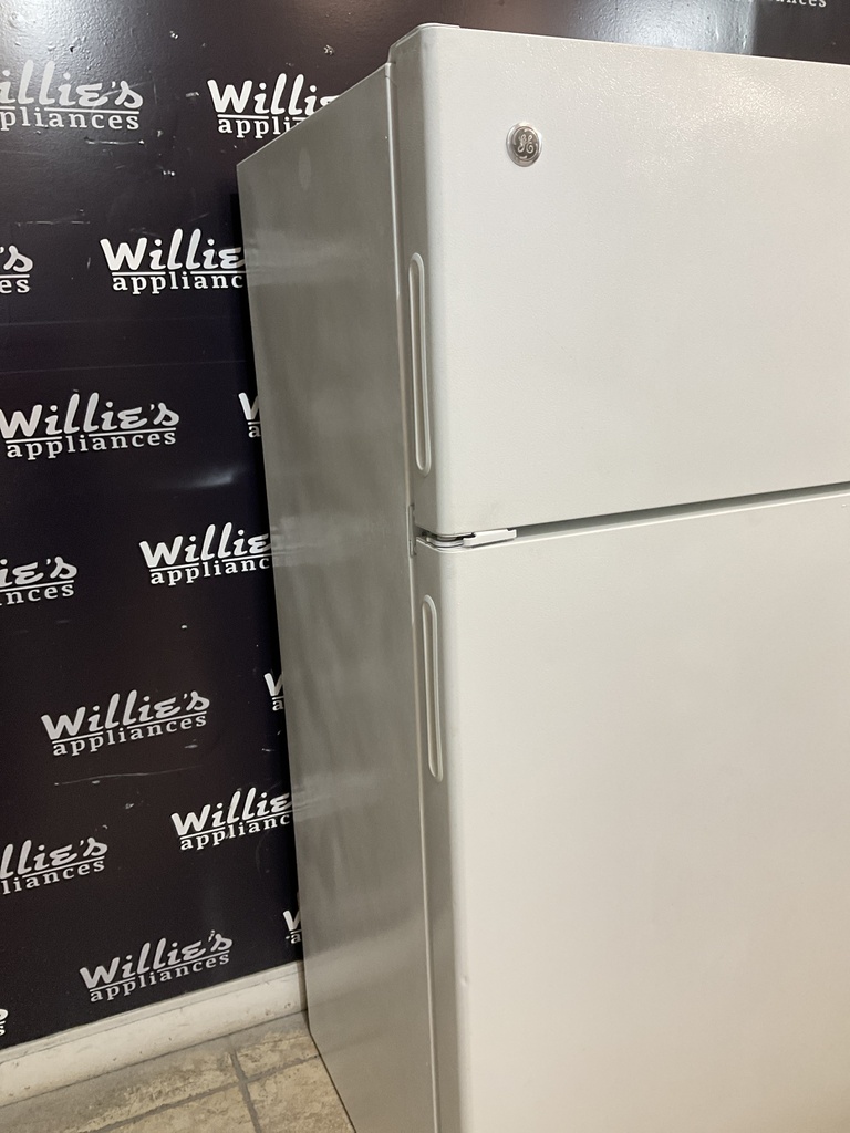Ge Used Refrigerator Top and Bottom 28x64 1/2” 