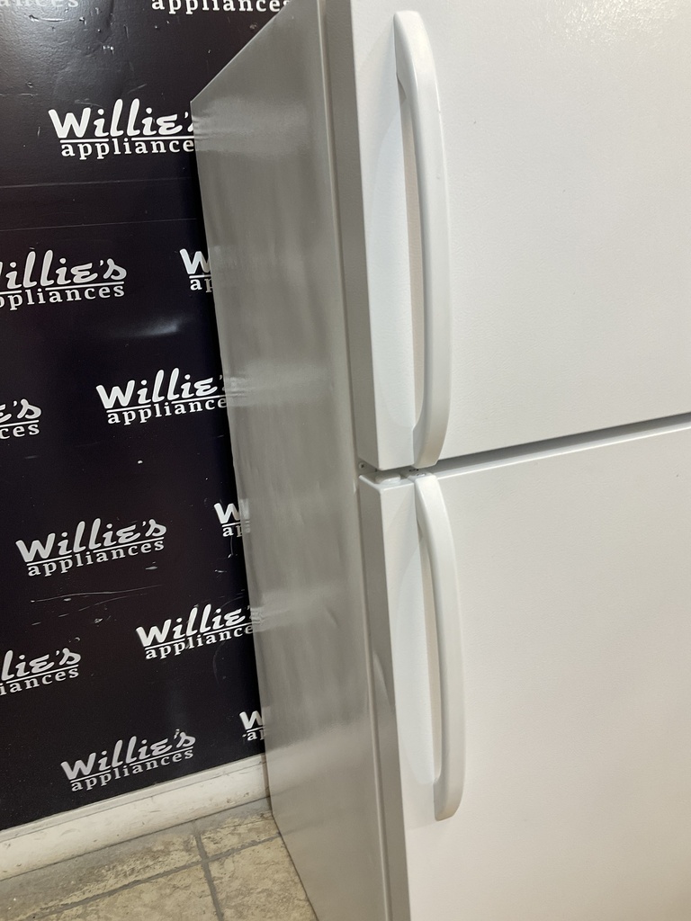 Frigidaire Used Refrigerator Top and Bottom 28x59 1/2 (white);