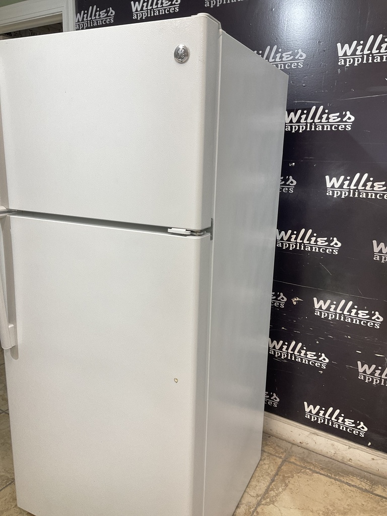 Ge Used Refrigerator Top and Bottom 28x64 (White)