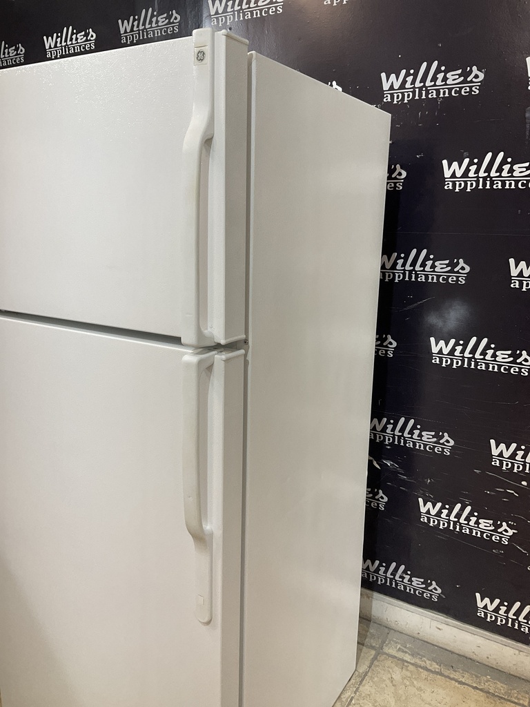 Ge Used Refrigerator Top and Bottom 28x64 1/2” (White) 