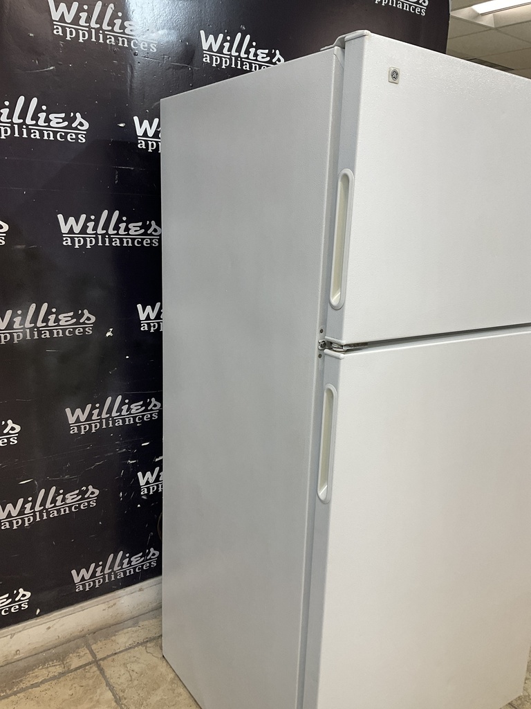 Ge Used Refrigerator Top and Bottom 28x61 1/2” (White)